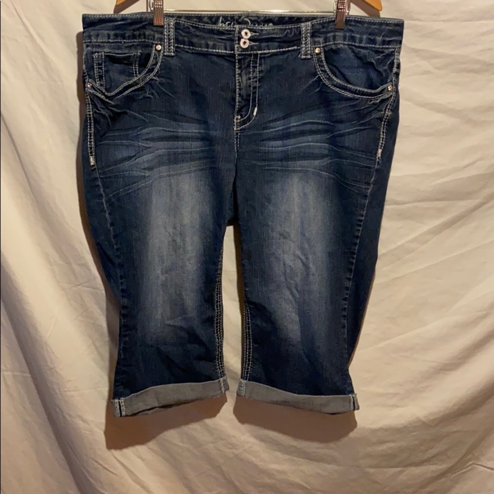 Distressed Stretchy Capri jeans